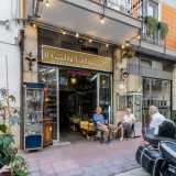 E a pochi passi ecco il primo negozio storico della via. Si tratta della bottega-laboratorio �L�antico, l�usato e altro� di Massimo Briamo...